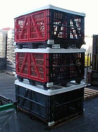 Dismantle-able vented collar for 1200x1000 plastic bulk container on a pallet